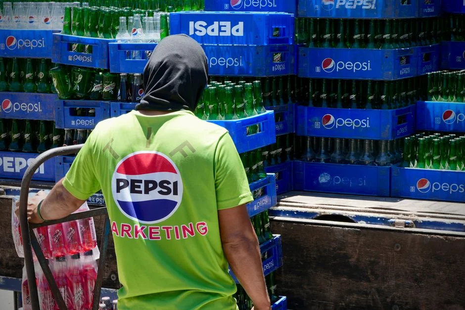 services-02 Vue rapprochée de mains tenant un smartphone à l’écran vide, parfaite pour des maquettes d’affichage numérique.